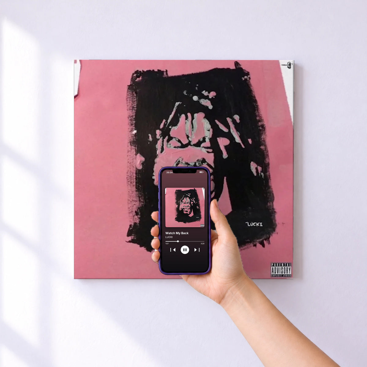 Affiche connectée Watch My Back de LUCKI au mur : l'album se lance en approchant le téléphone