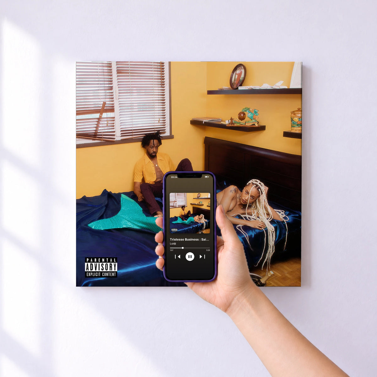 Affiche connectée Tristesse Business : Saison 1 de Luidji au mur : l'album se lance en approchant le téléphone