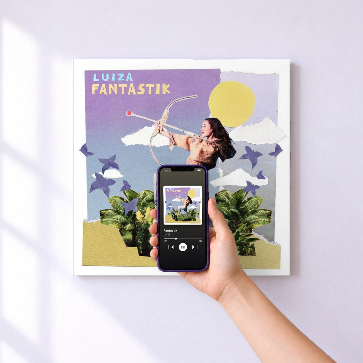 Affiche connectée Fantastik de LUIZA au mur : l'album se lance en approchant le téléphone