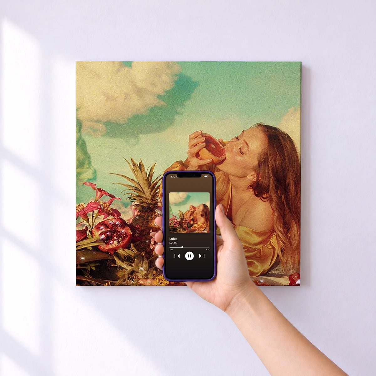 Affiche connectée Luiza de LUIZA au mur : l'album se lance en approchant le téléphone