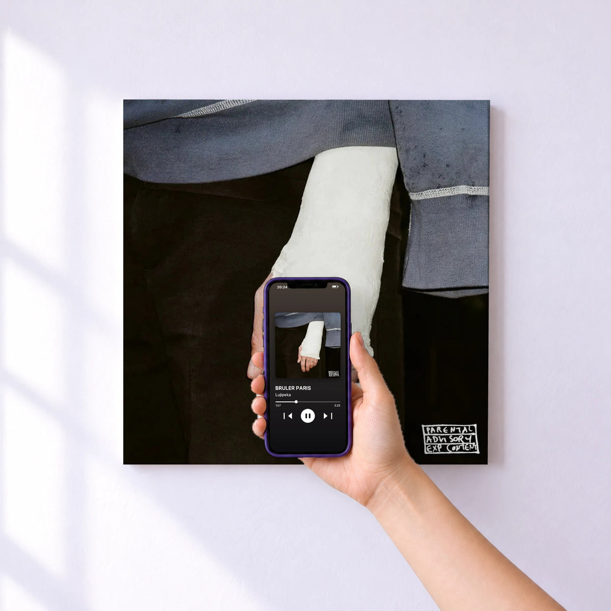 Affiche connectée BRULER PARIS de Lujipeka au mur : l'album se lance en approchant le téléphone