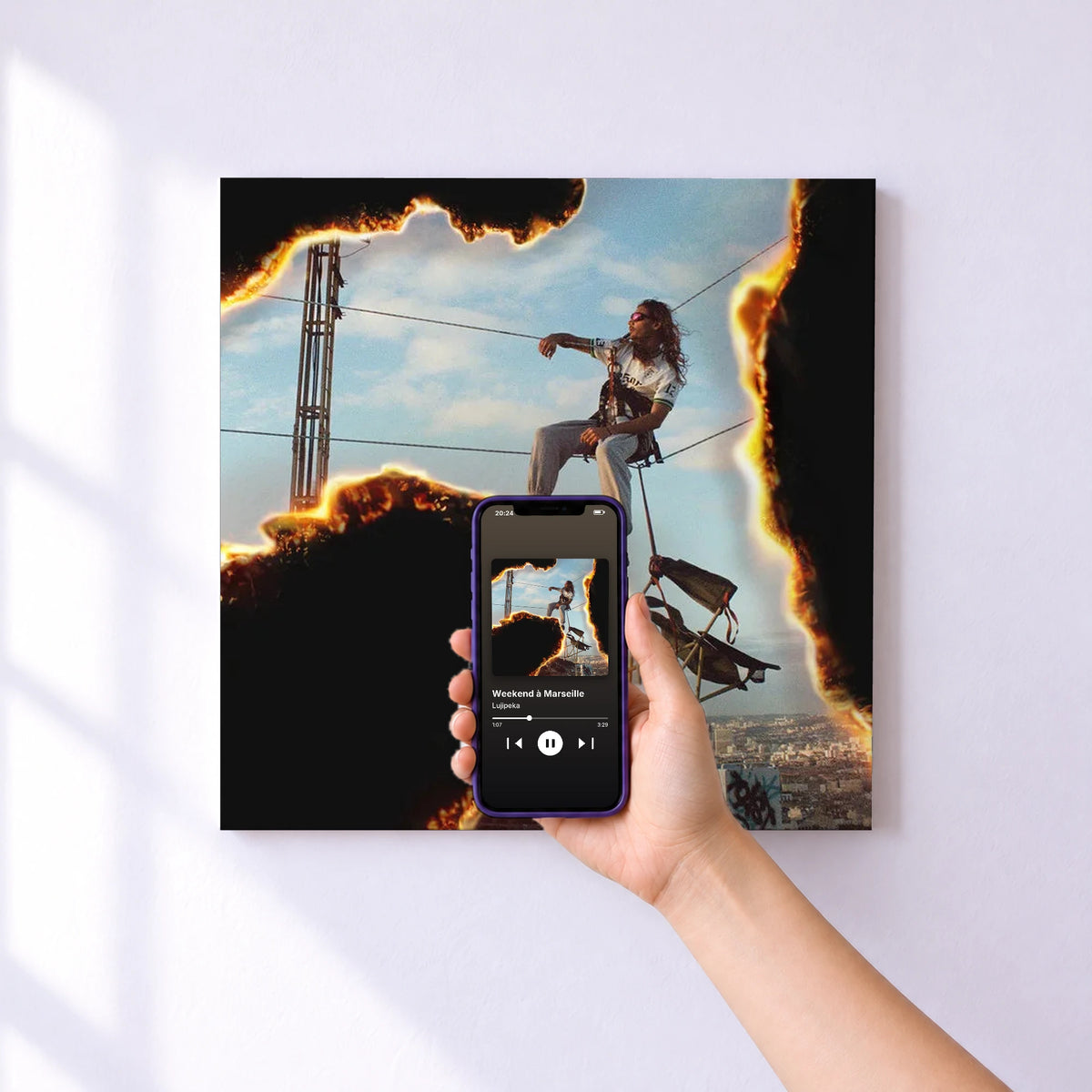 Affiche connectée Weekend à Marseille de Lujipeka au mur : l'album se lance en approchant le téléphone