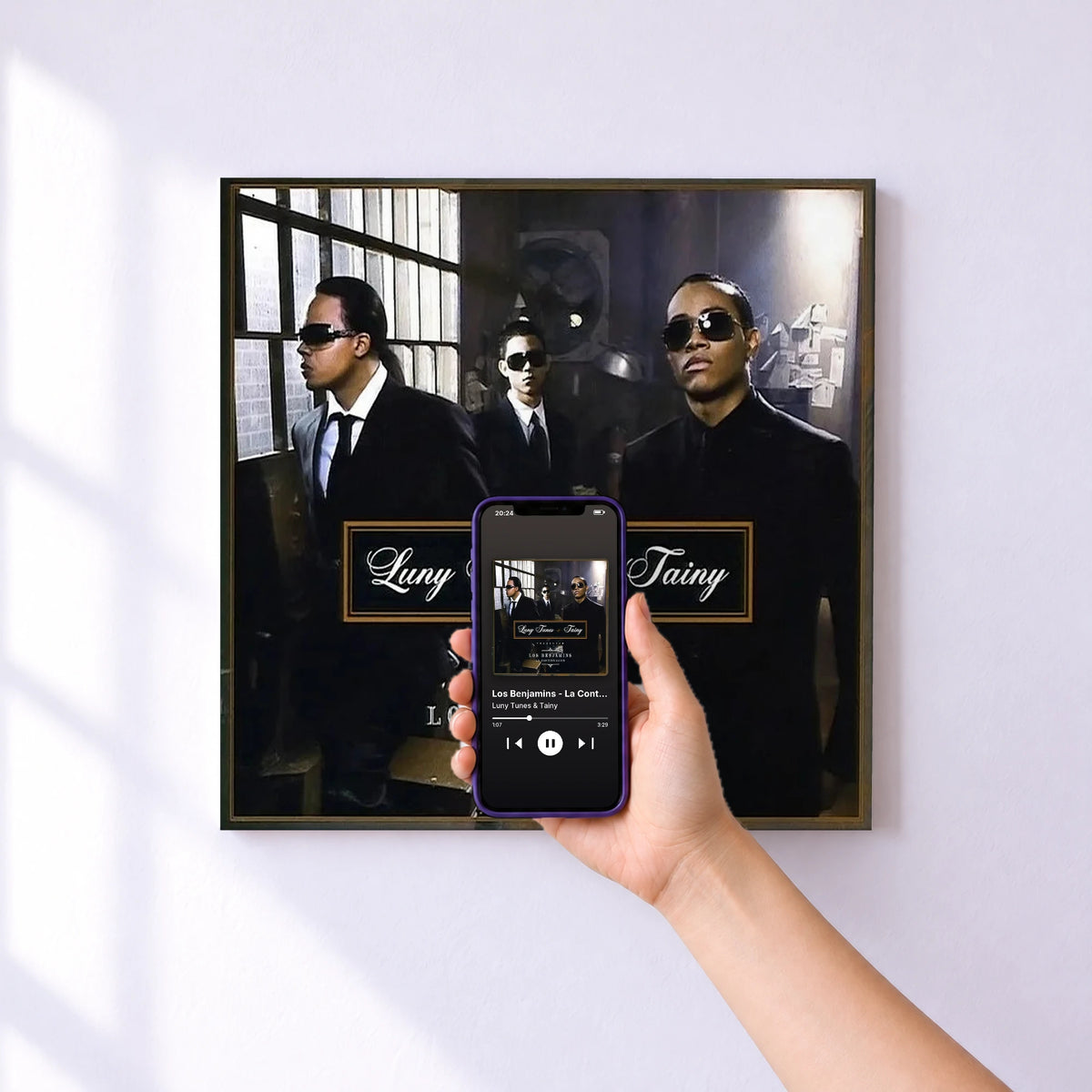 Affiche connectée Los Benjamins - La Continuacion de Luny Tunes & Tainy au mur : l'album se lance en approchant le téléphone