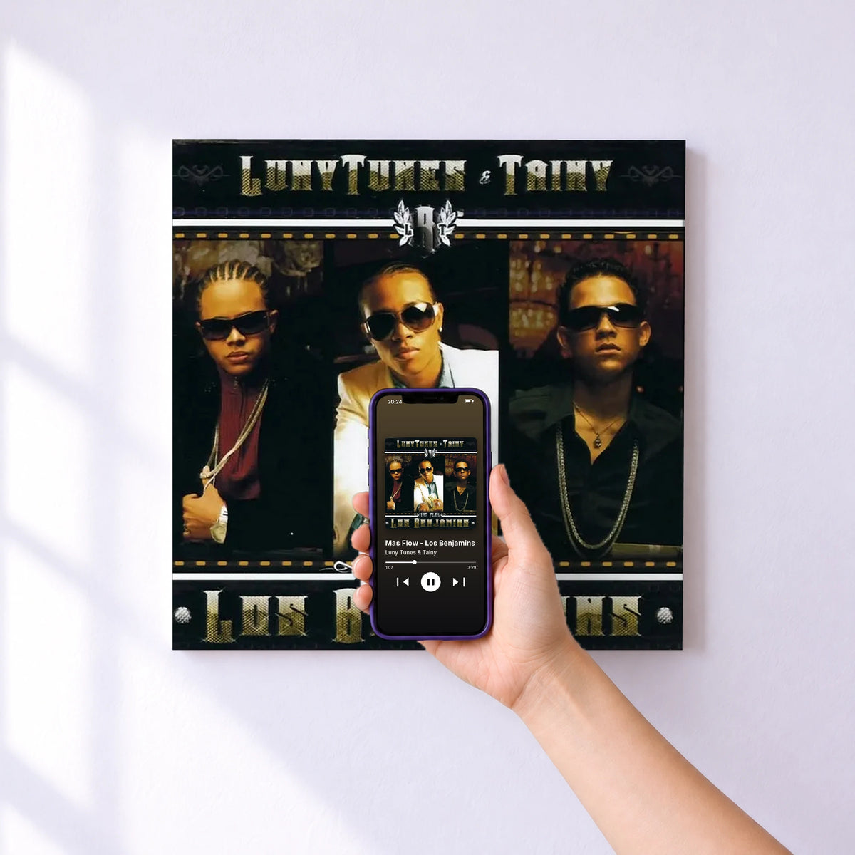 Affiche connectée Mas Flow - Los Benjamins de Luny Tunes & Tainy au mur : l'album se lance en approchant le téléphone