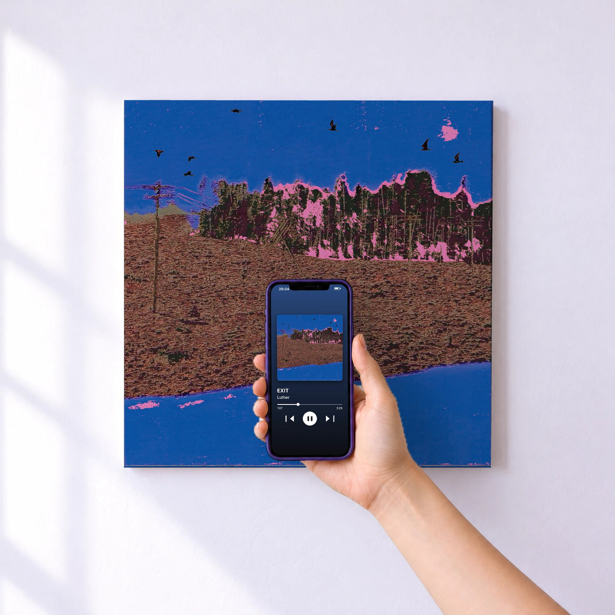 Affiche connectée EXIT de Luther au mur : l'album se lance en approchant le téléphone