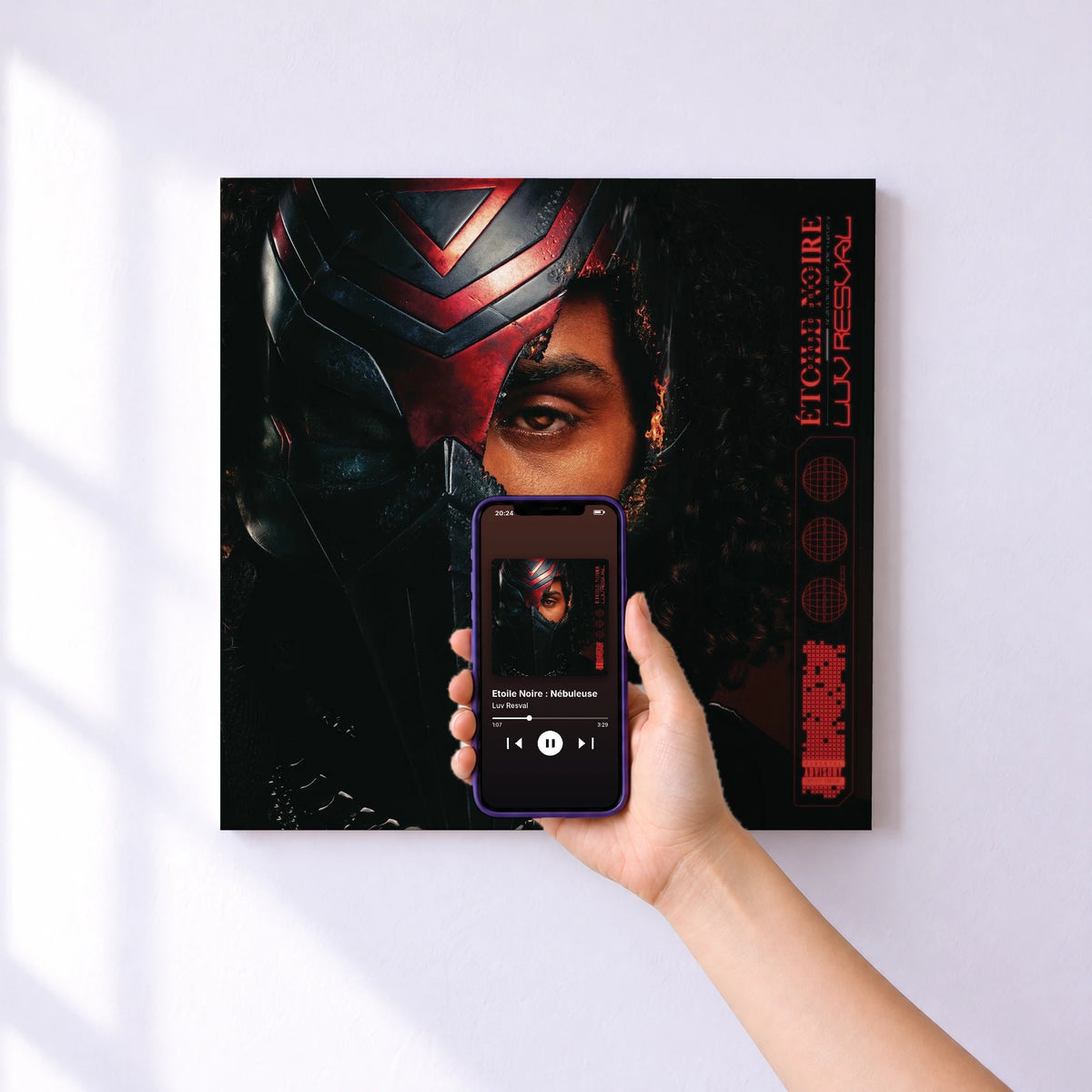 Affiche connectée Etoile Noire : Nébuleuse de Luv Resval au mur : l'album se lance en approchant le téléphone