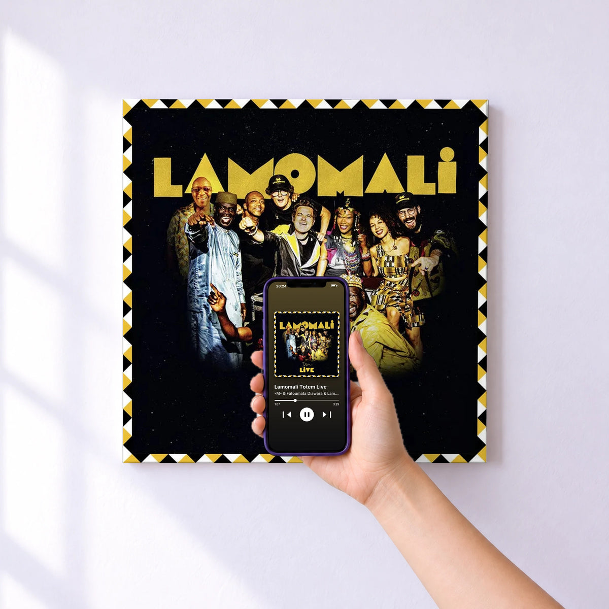Affiche connectée Lamomali Totem Live de -M- & Fatoumata Diawara & Lamomali au mur : l'album se lance en approchant le téléphone