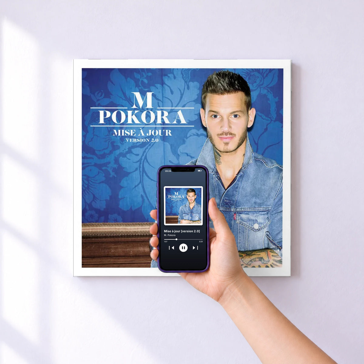 Affiche connectée Mise à jour [version 2.0] de M. Pokora au mur : l'album se lance en approchant le téléphone
