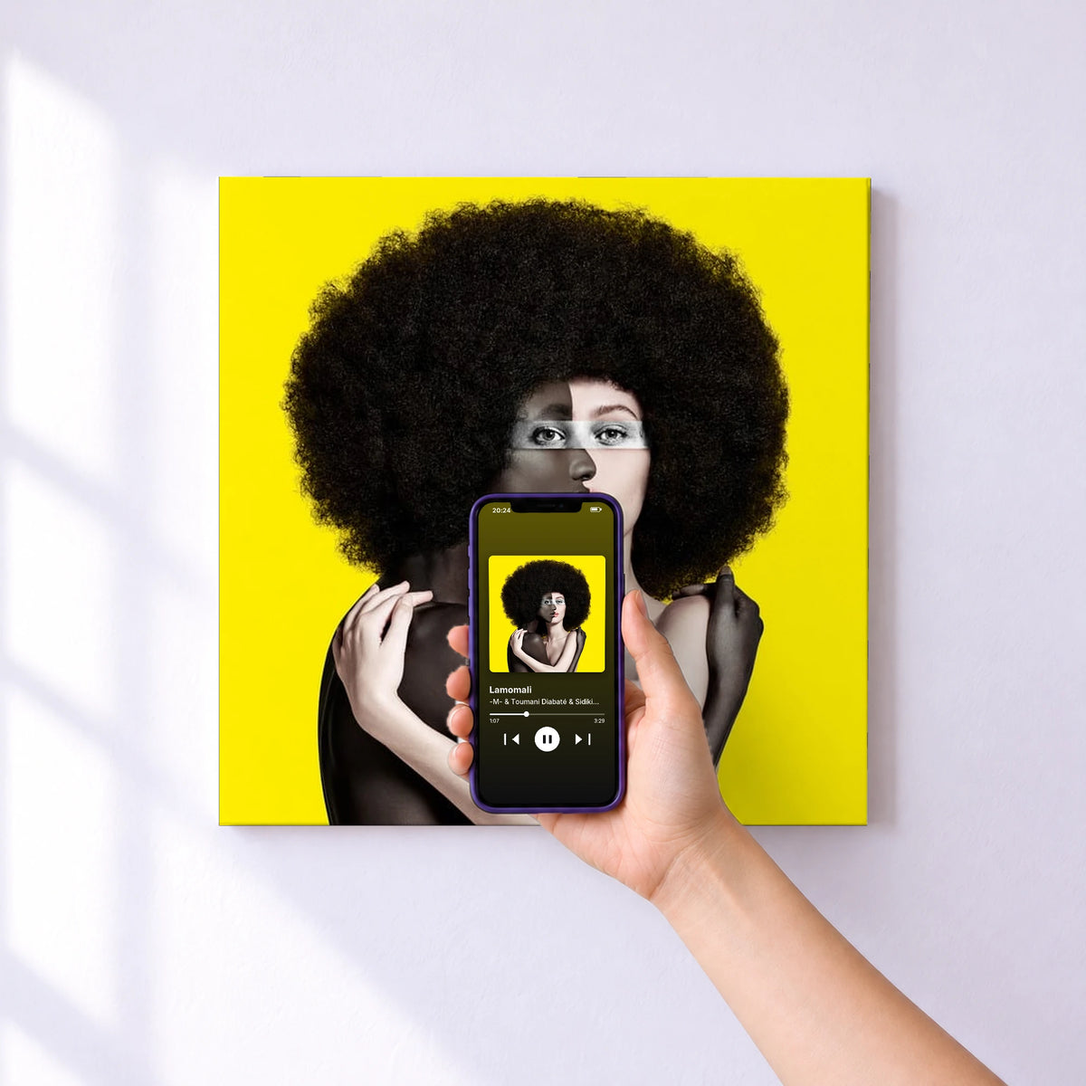 Affiche connectée Lamomali de -M- & Toumani Diabaté & Sidiki Diabaté & Lamomali au mur : l'album se lance en approchant le téléphone