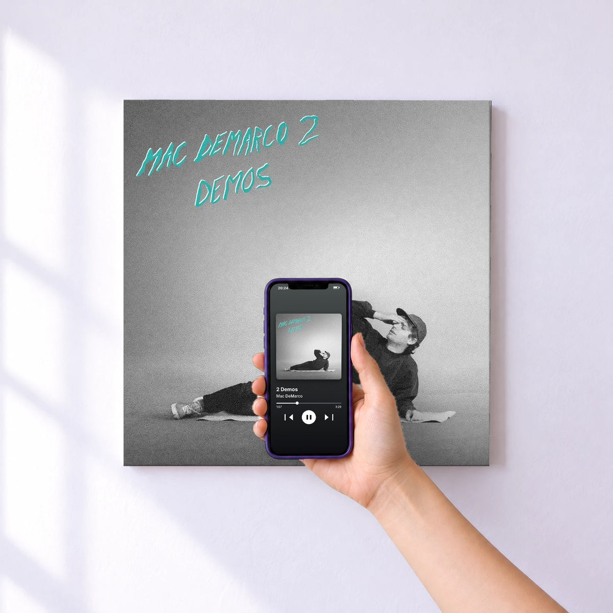 Affiche connectée 2 Demos de Mac DeMarco au mur : l'album se lance en approchant le téléphone