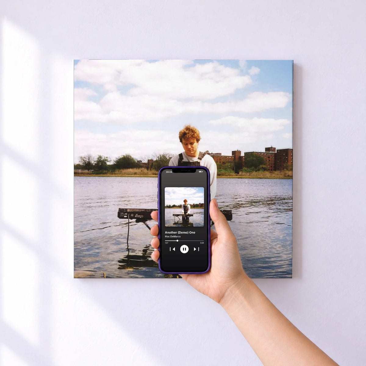 Affiche connectée Another (Demo) One de Mac DeMarco au mur : l'album se lance en approchant le téléphone