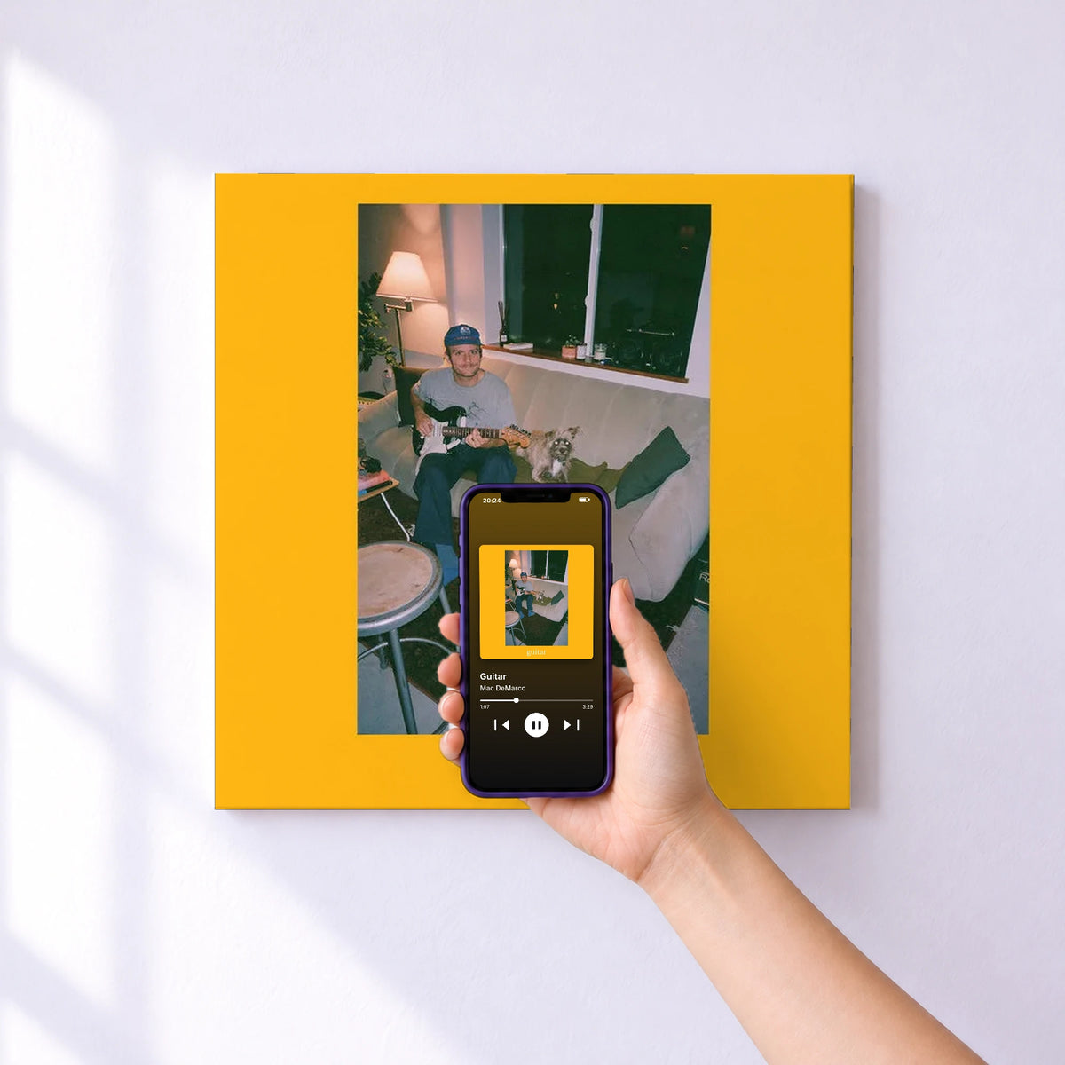 Affiche connectée Guitar de Mac DeMarco au mur : l'album se lance en approchant le téléphone