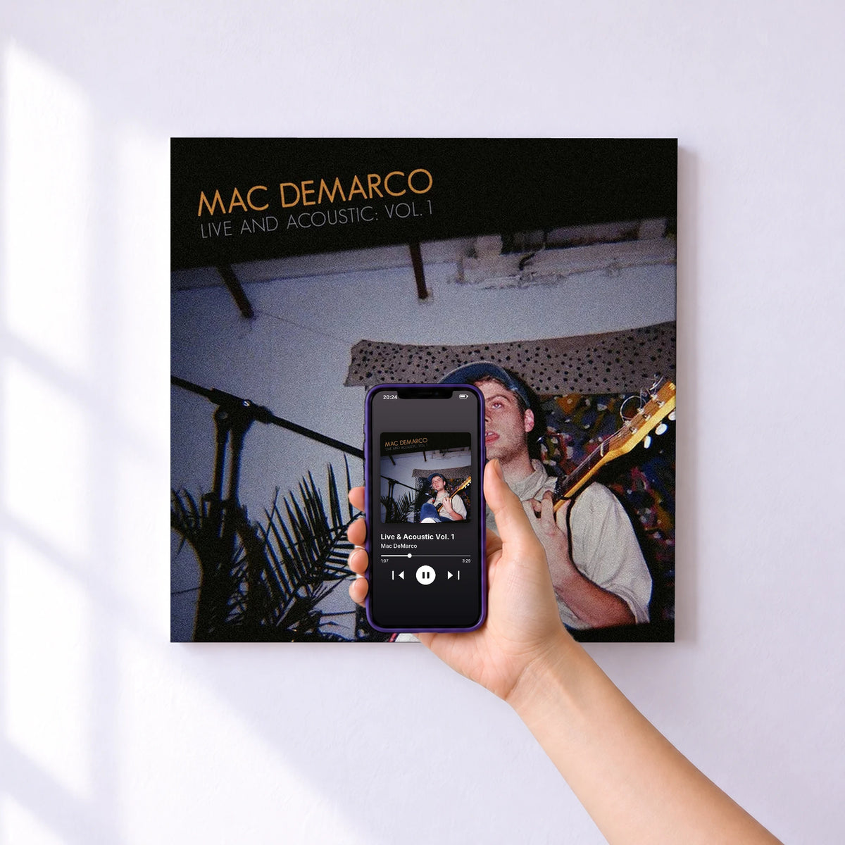 Affiche connectée Live & Acoustic Vol. 1 de Mac DeMarco au mur : l'album se lance en approchant le téléphone