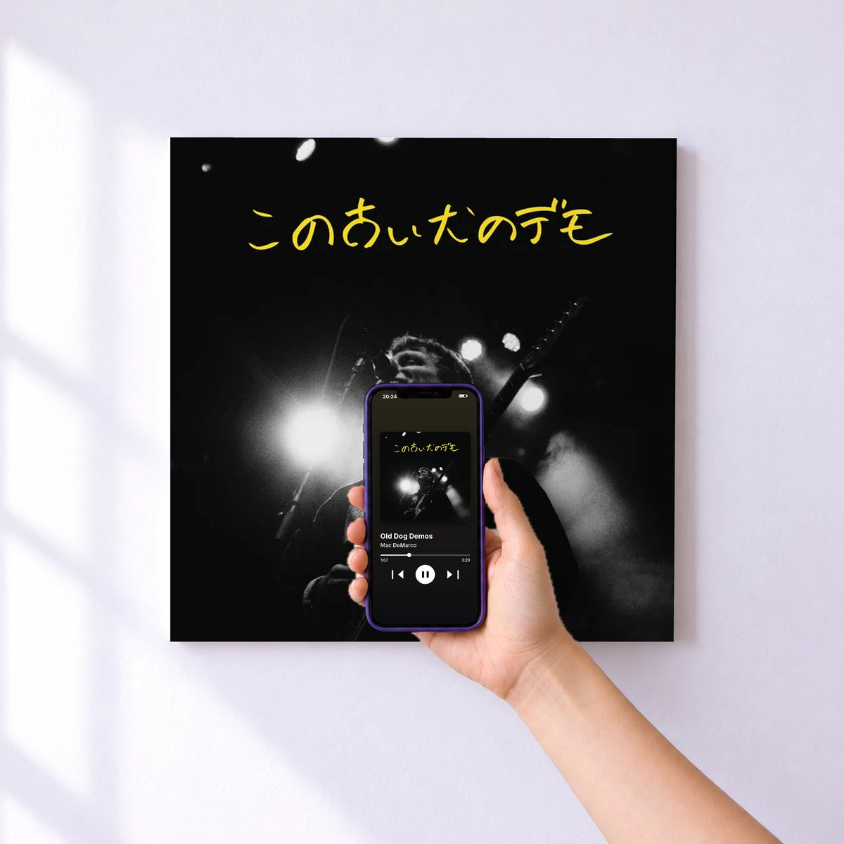 Affiche connectée Old Dog Demos de Mac DeMarco au mur : l'album se lance en approchant le téléphone