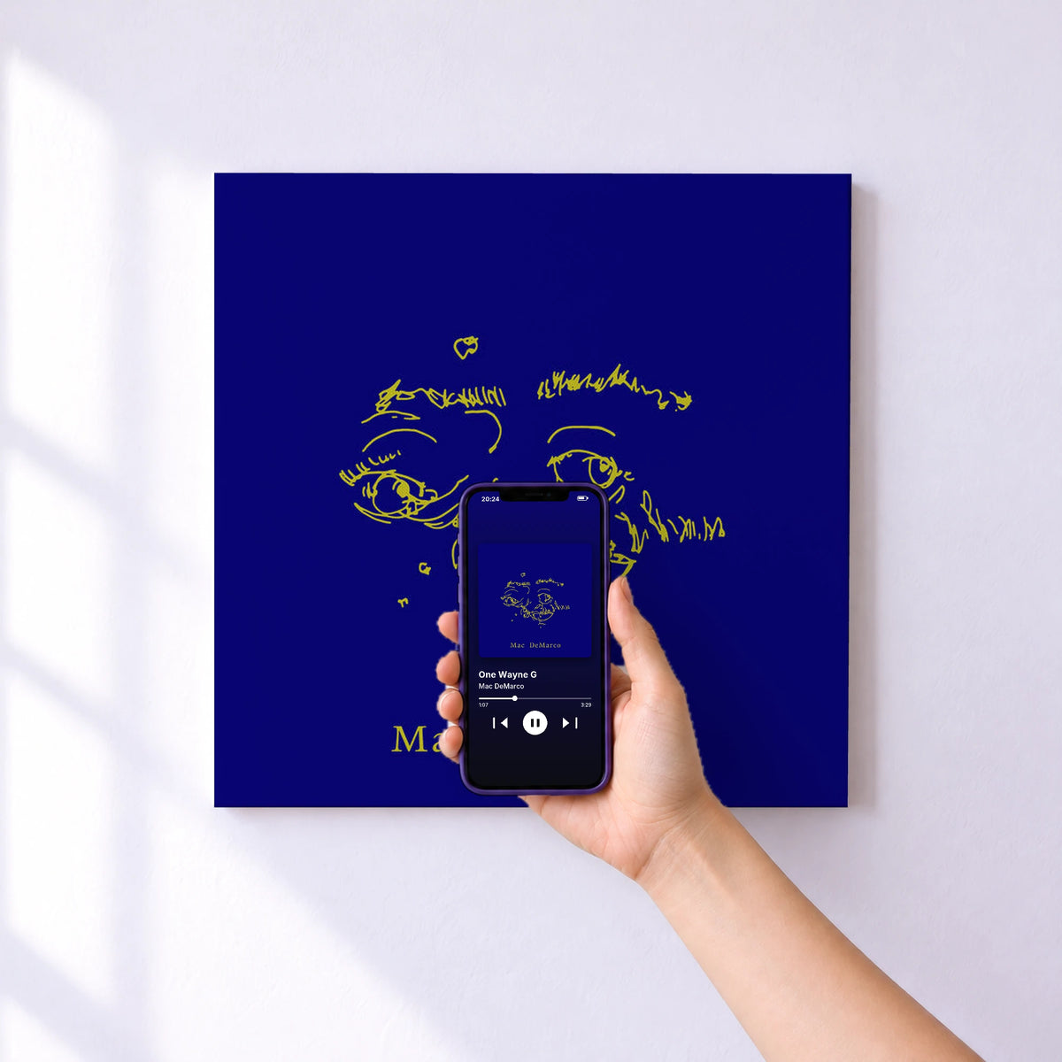 Affiche connectée One Wayne G de Mac DeMarco au mur : l'album se lance en approchant le téléphone