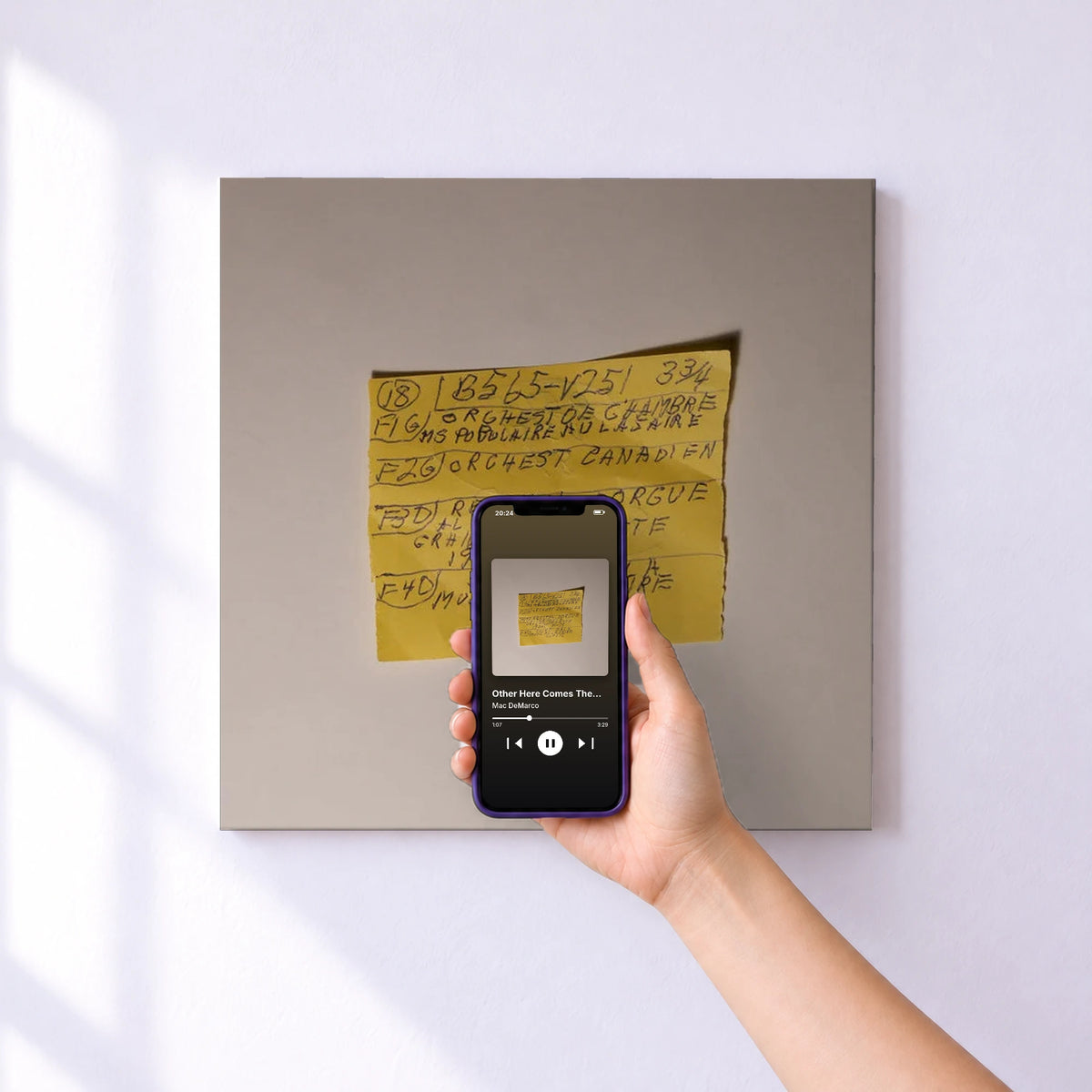 Affiche connectée Other Here Comes The Cowboy Demos de Mac DeMarco au mur : l'album se lance en approchant le téléphone