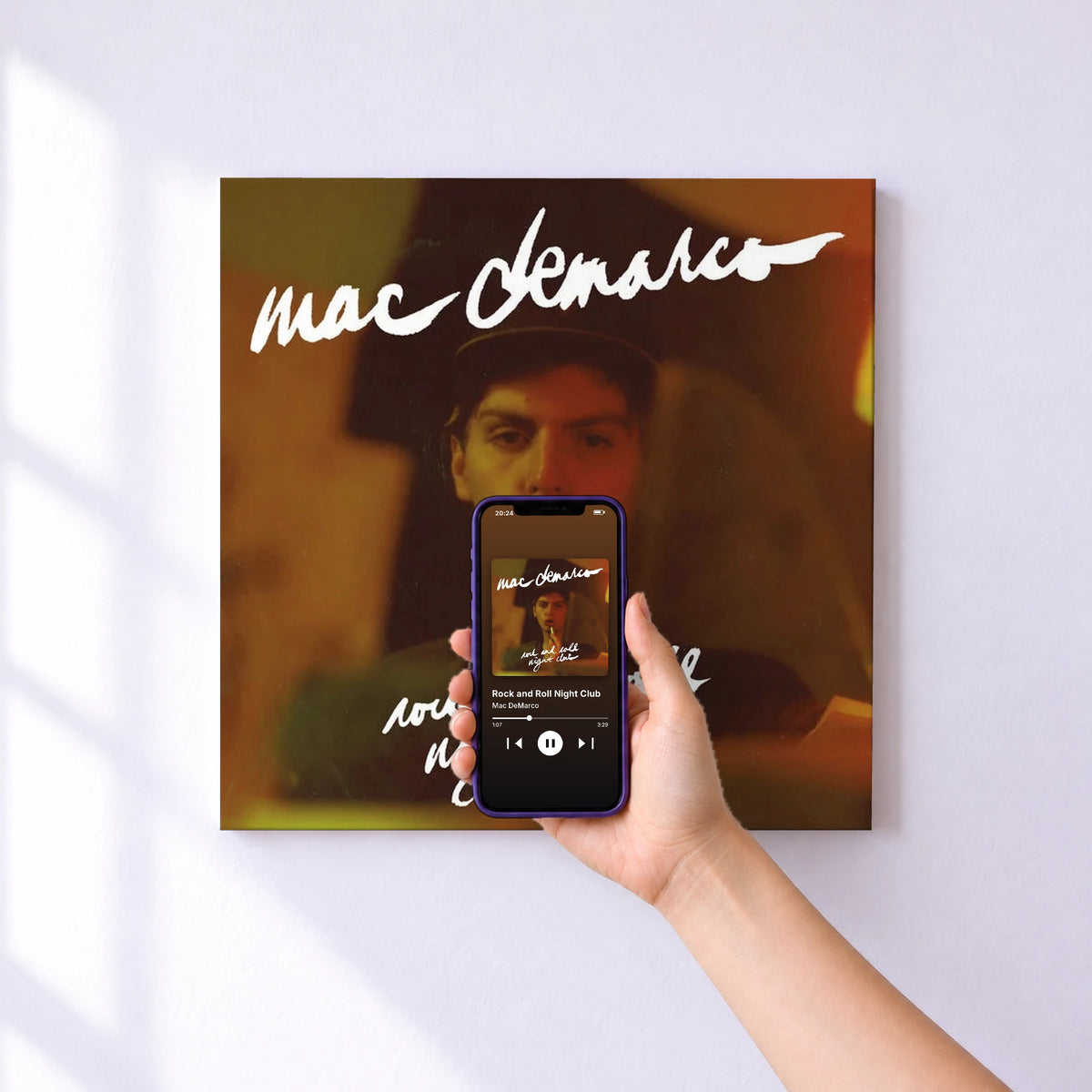 Affiche connectée Rock and Roll Night Club de Mac DeMarco au mur : l'album se lance en approchant le téléphone