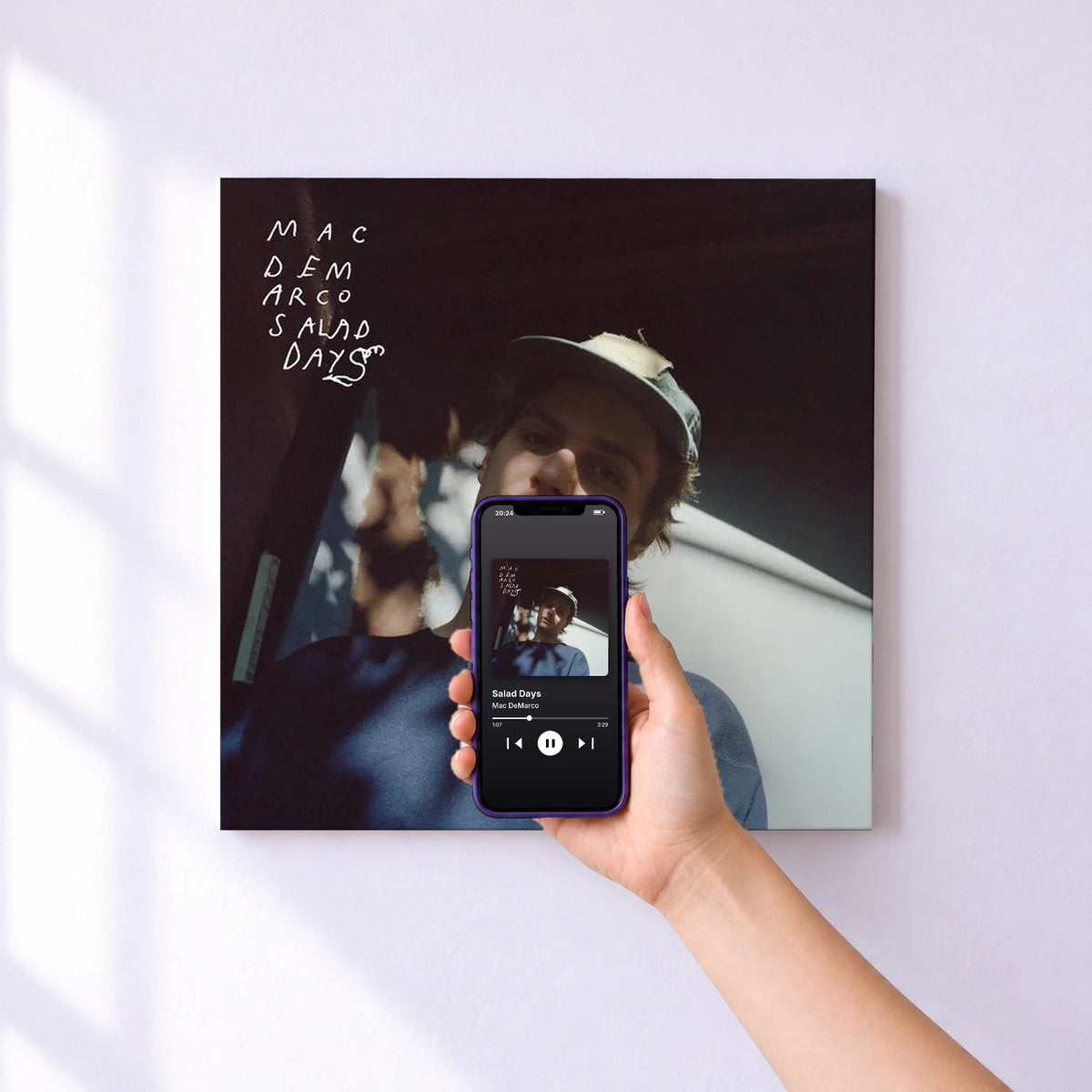 Affiche connectée Salad Days de Mac DeMarco au mur : l'album se lance en approchant le téléphone