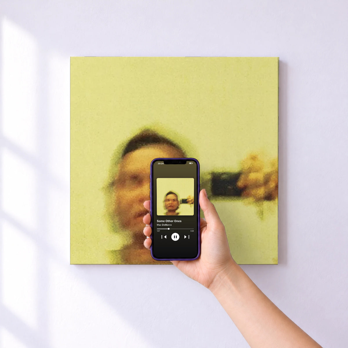 Affiche connectée Some Other Ones de Mac DeMarco au mur : l'album se lance en approchant le téléphone