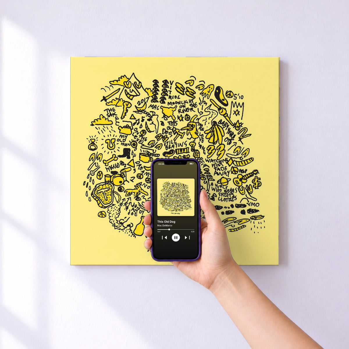 Affiche connectée This Old Dog de Mac DeMarco au mur : l'album se lance en approchant le téléphone