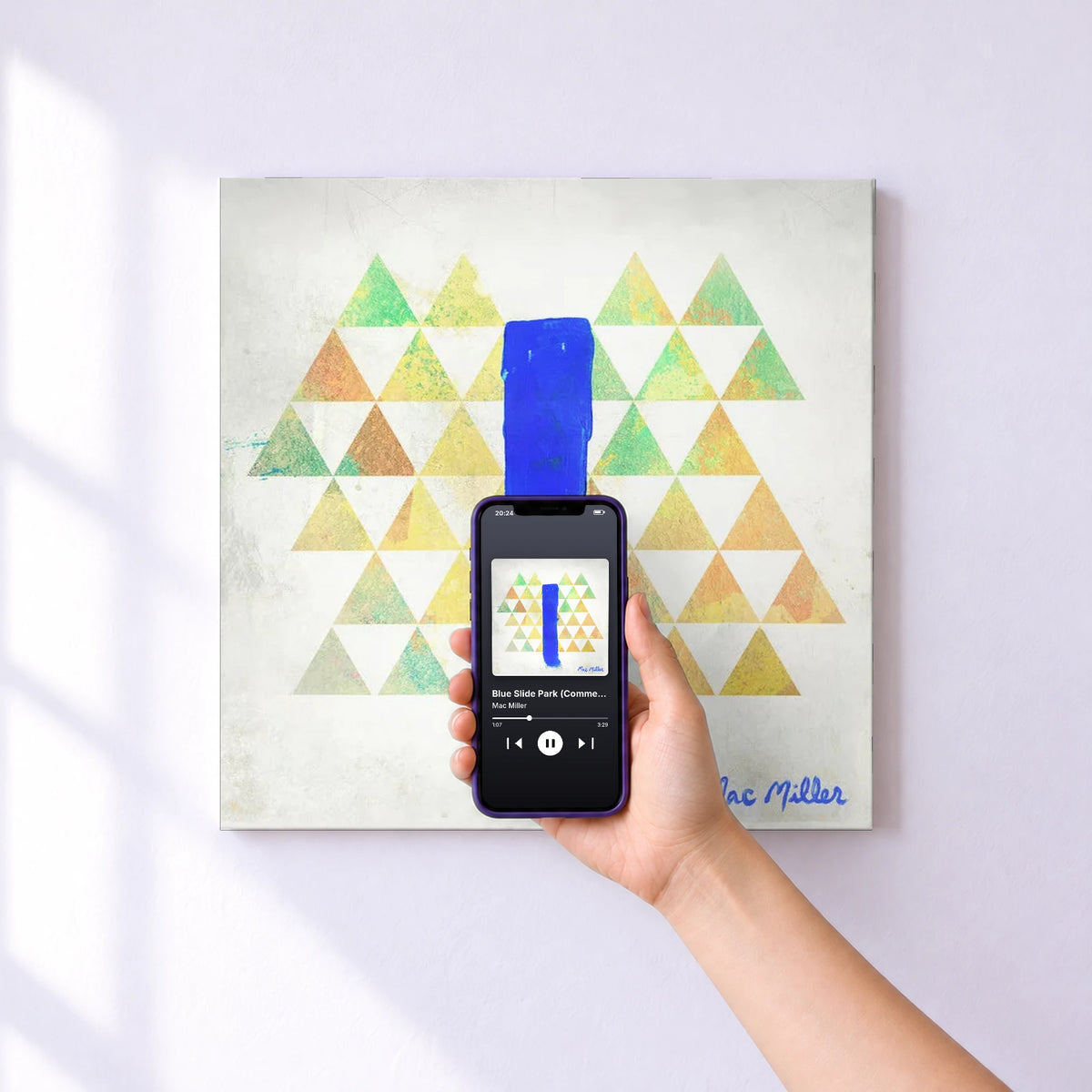 Affiche connectée Blue Slide Park (Commentary Version) de Mac Miller au mur : l'album se lance en approchant le téléphone