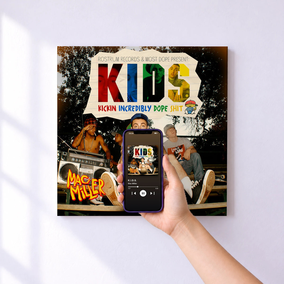 Affiche connectée K.I.D.S. de Mac Miller au mur : l'album se lance en approchant le téléphone