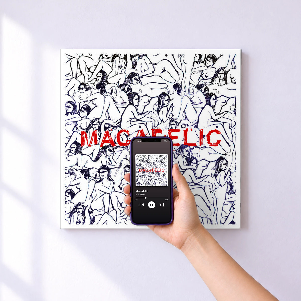 Affiche connectée Macadelic de Mac Miller au mur : l'album se lance en approchant le téléphone