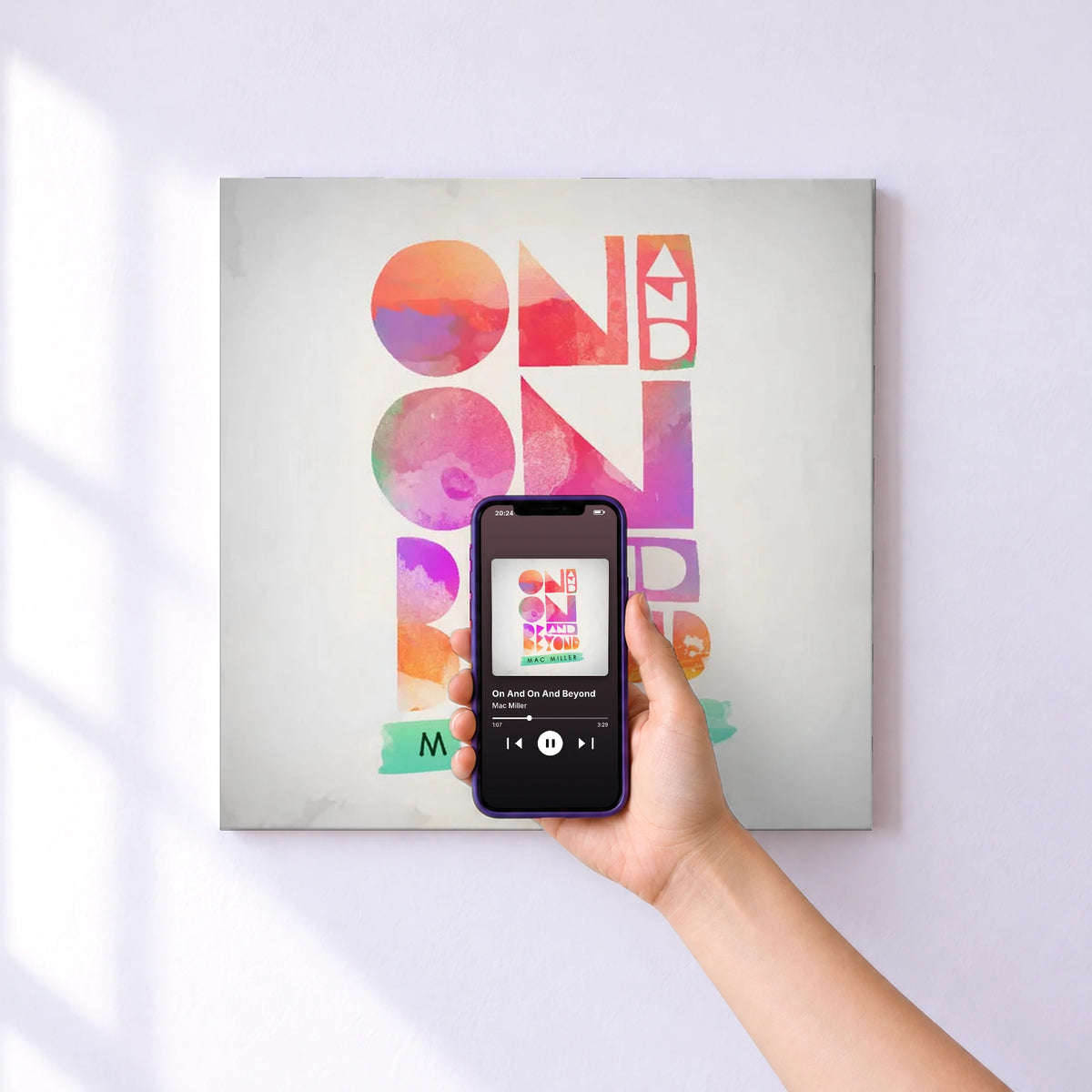 Affiche connectée On And On And Beyond de Mac Miller au mur : l'album se lance en approchant le téléphone