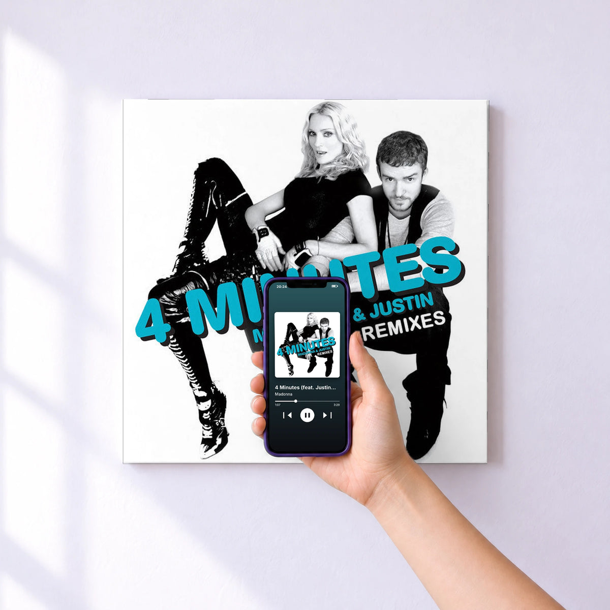 Affiche connectée 4 Minutes (feat. Justin Timberlake and Timbaland) [Remixes] de Madonna au mur : l'album se lance en approchant le téléphone