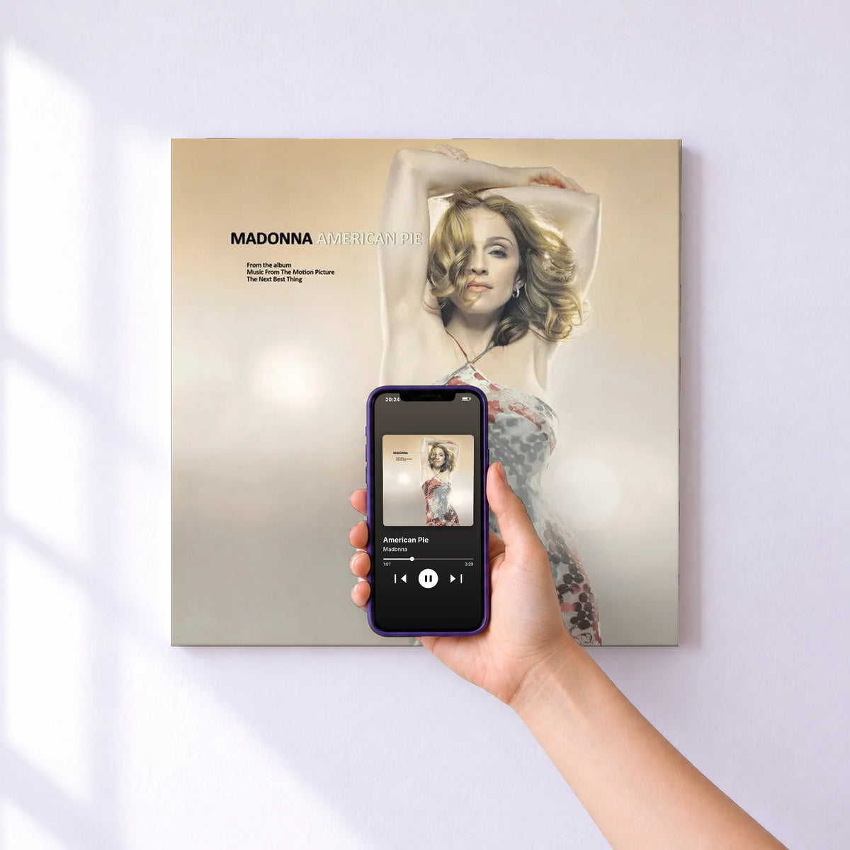 Affiche connectée American Pie de Madonna au mur : l'album se lance en approchant le téléphone