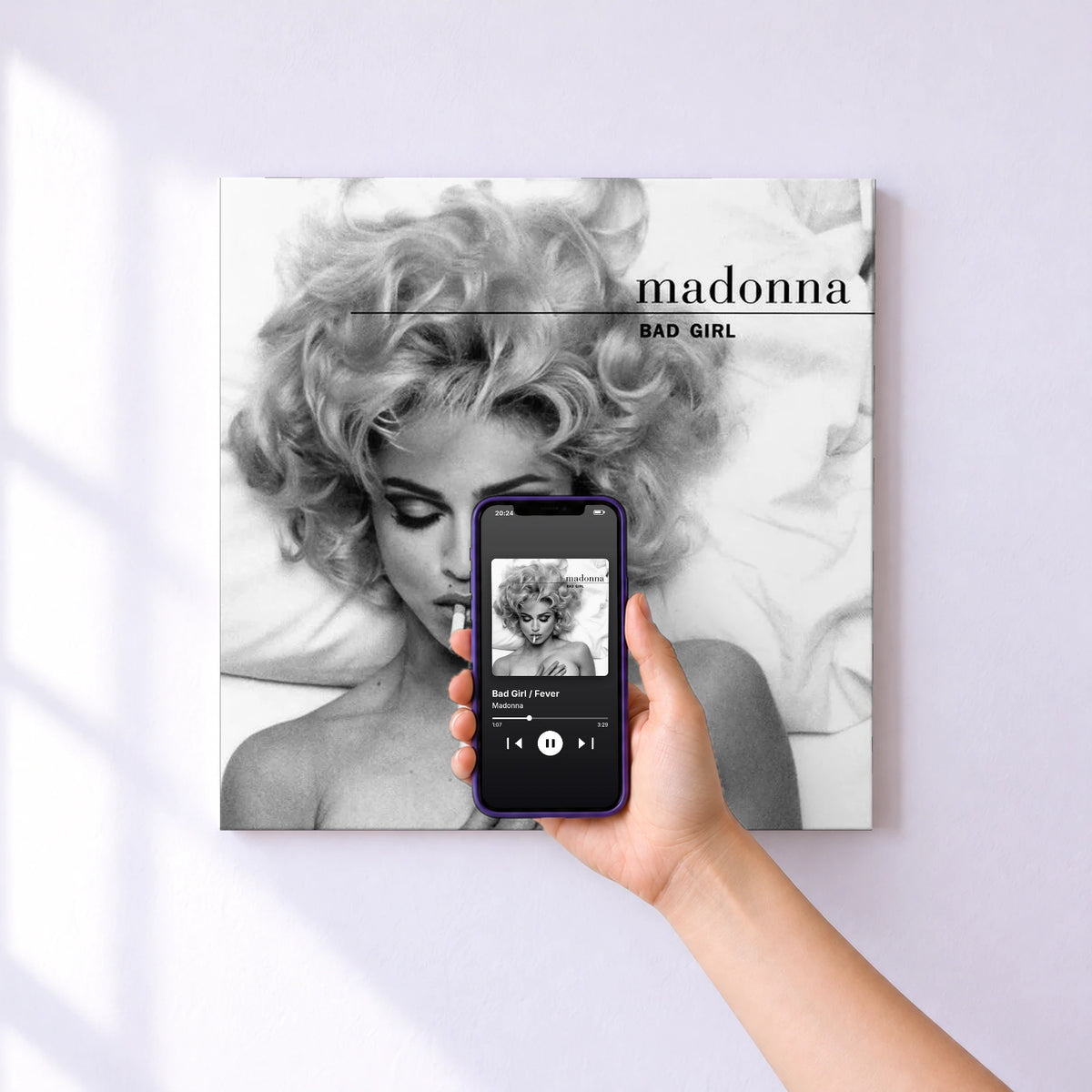 Affiche connectée Bad Girl / Fever de Madonna au mur : l'album se lance en approchant le téléphone