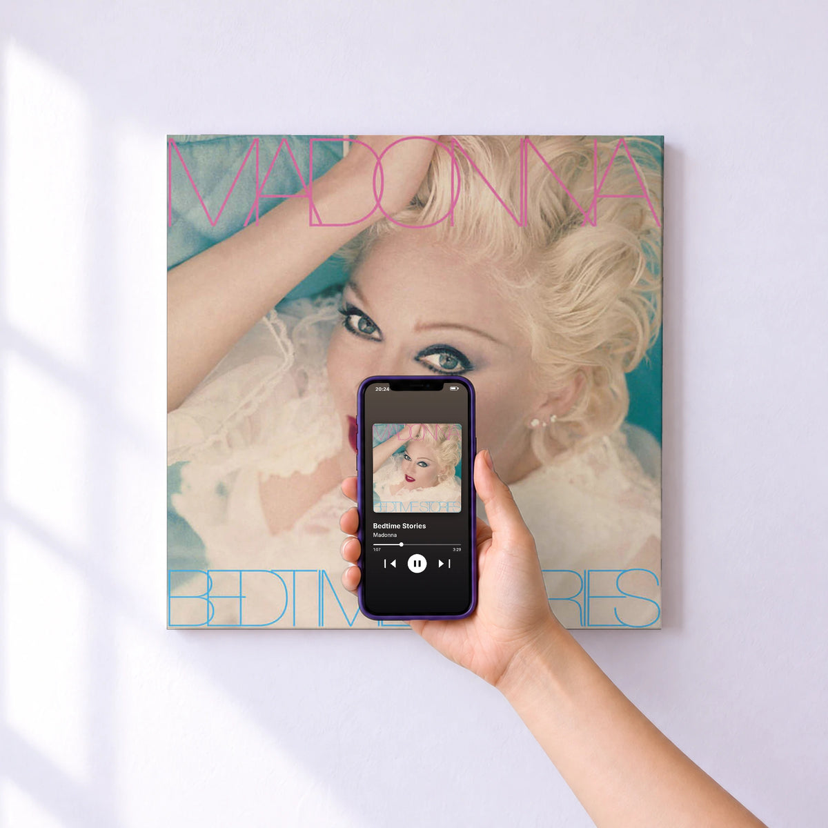 Affiche connectée Bedtime Stories de Madonna au mur : l'album se lance en approchant le téléphone