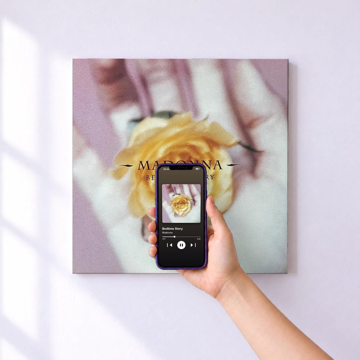 Affiche connectée Bedtime Story de Madonna au mur : l'album se lance en approchant le téléphone