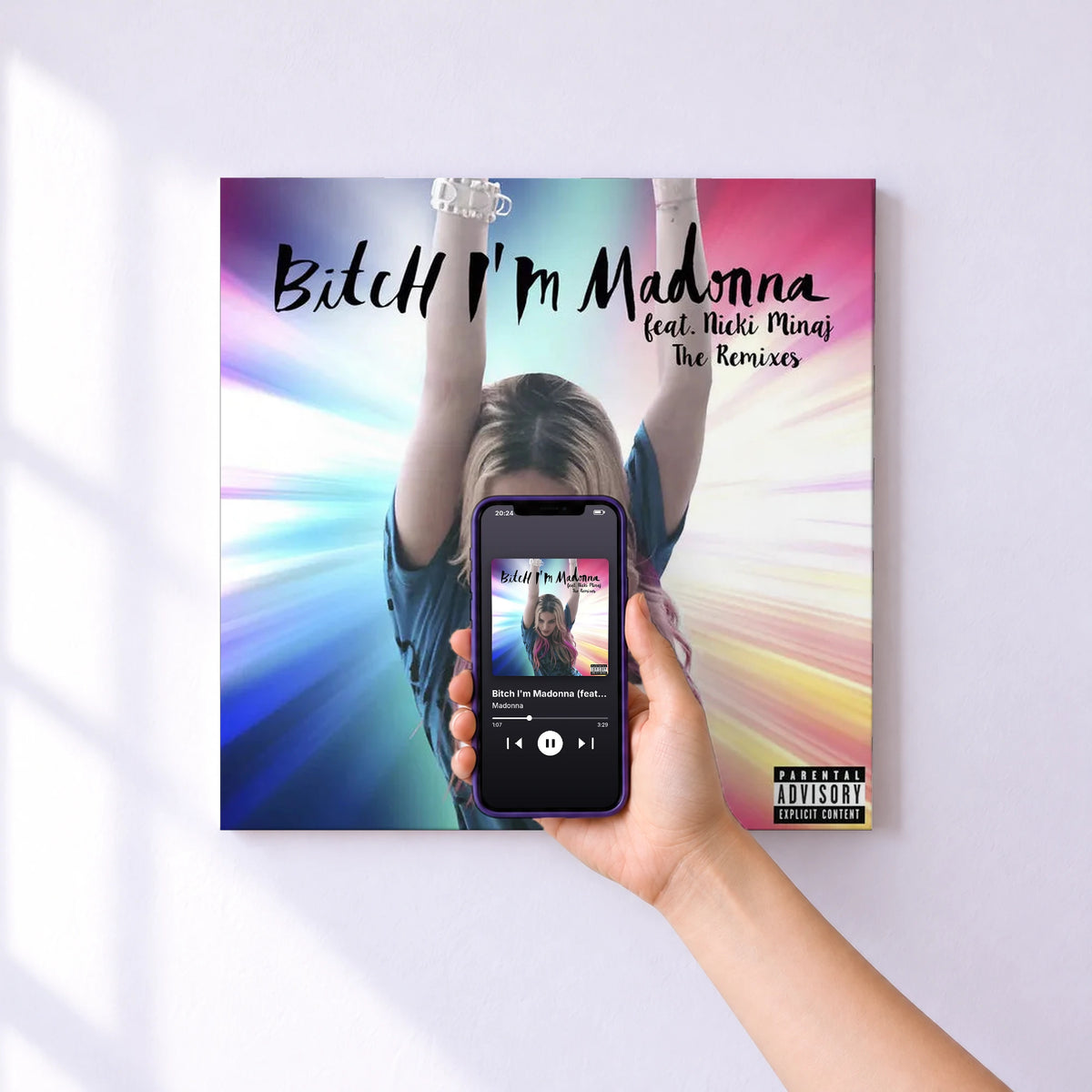 Affiche connectée Bitch I'm Madonna (feat. Nicki Minaj) [Remixes] de Madonna au mur : l'album se lance en approchant le téléphone