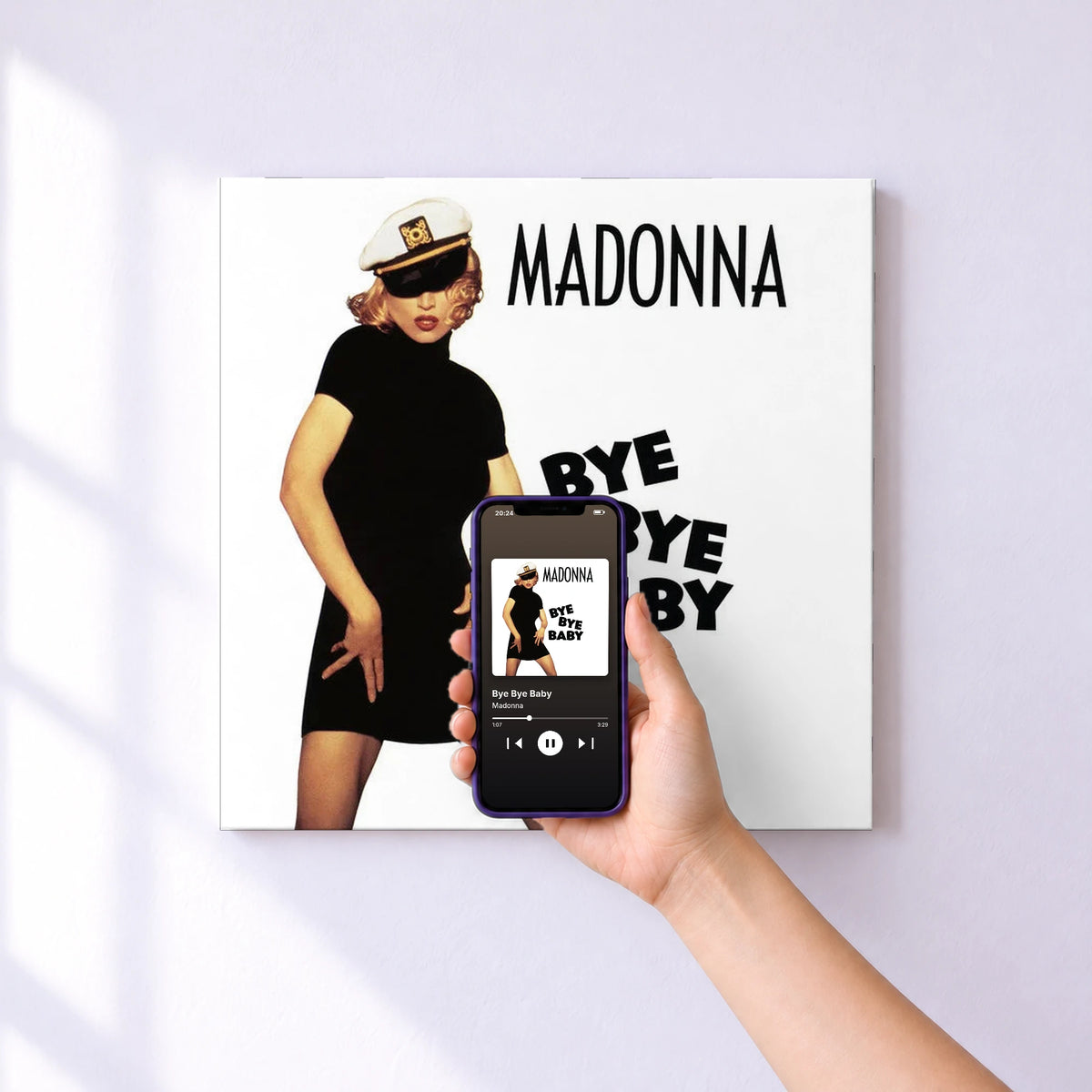Affiche connectée Bye Bye Baby de Madonna au mur : l'album se lance en approchant le téléphone