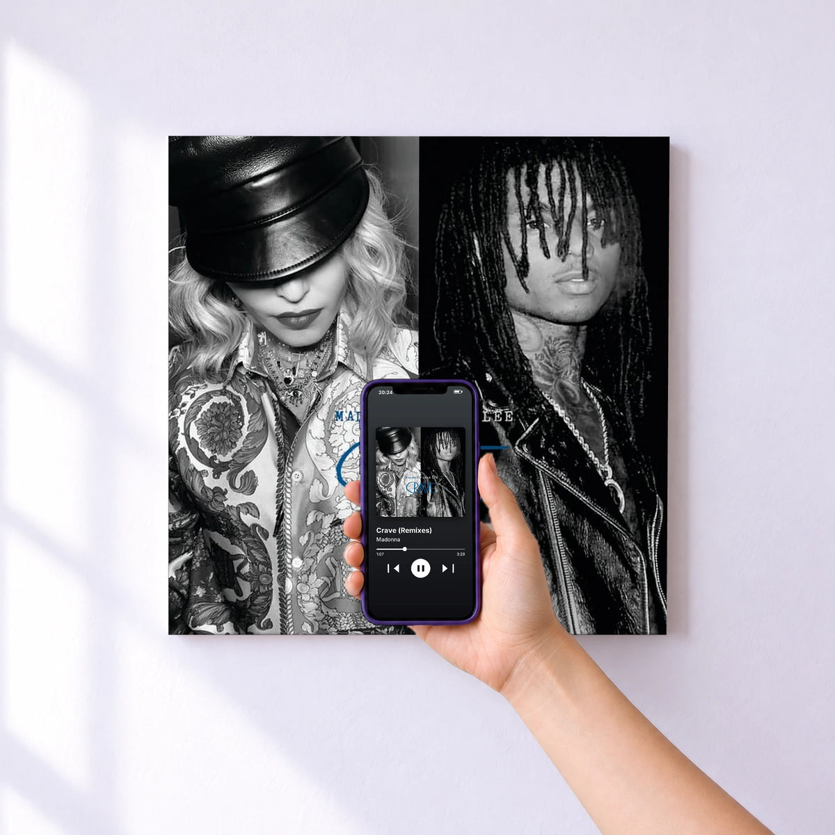 Affiche connectée Crave (Remixes) de Madonna au mur : l'album se lance en approchant le téléphone