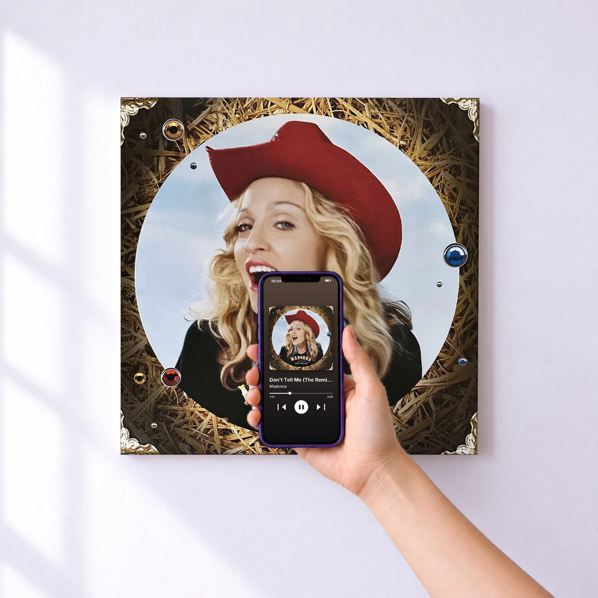 Affiche connectée Don't Tell Me (The Remixes) de Madonna au mur : l'album se lance en approchant le téléphone