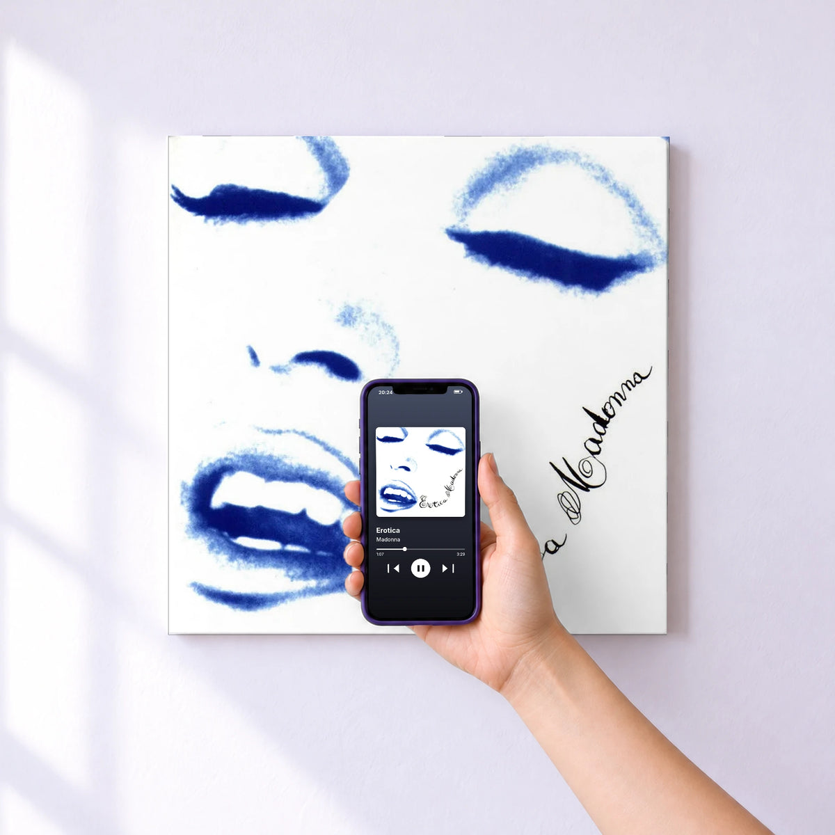 Affiche connectée Erotica de Madonna au mur : l'album se lance en approchant le téléphone
