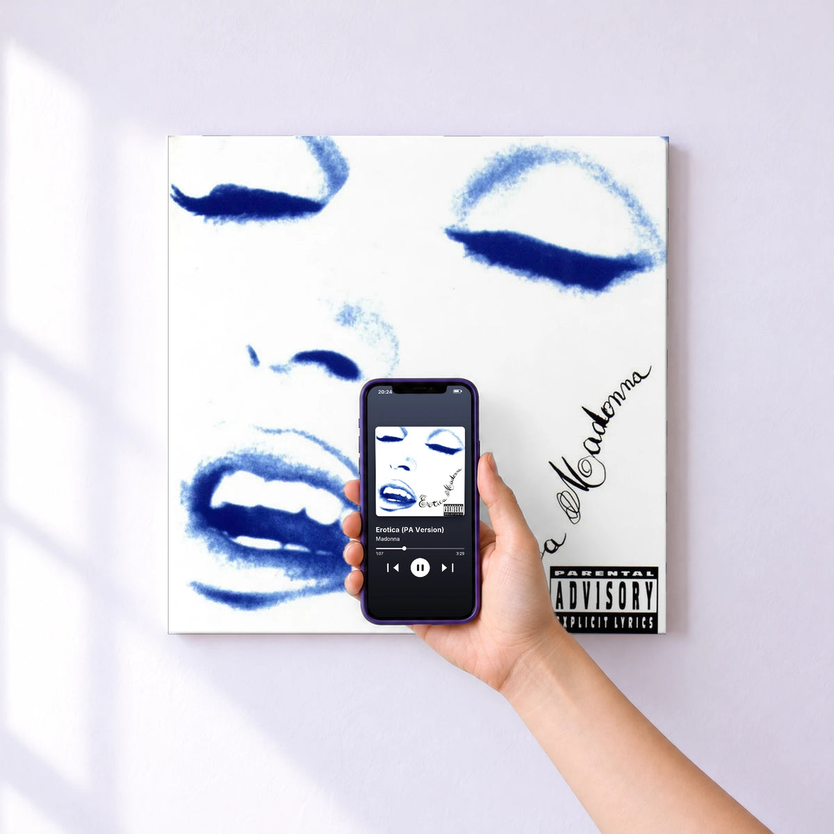 Affiche connectée Erotica (PA Version) de Madonna au mur : l'album se lance en approchant le téléphone
