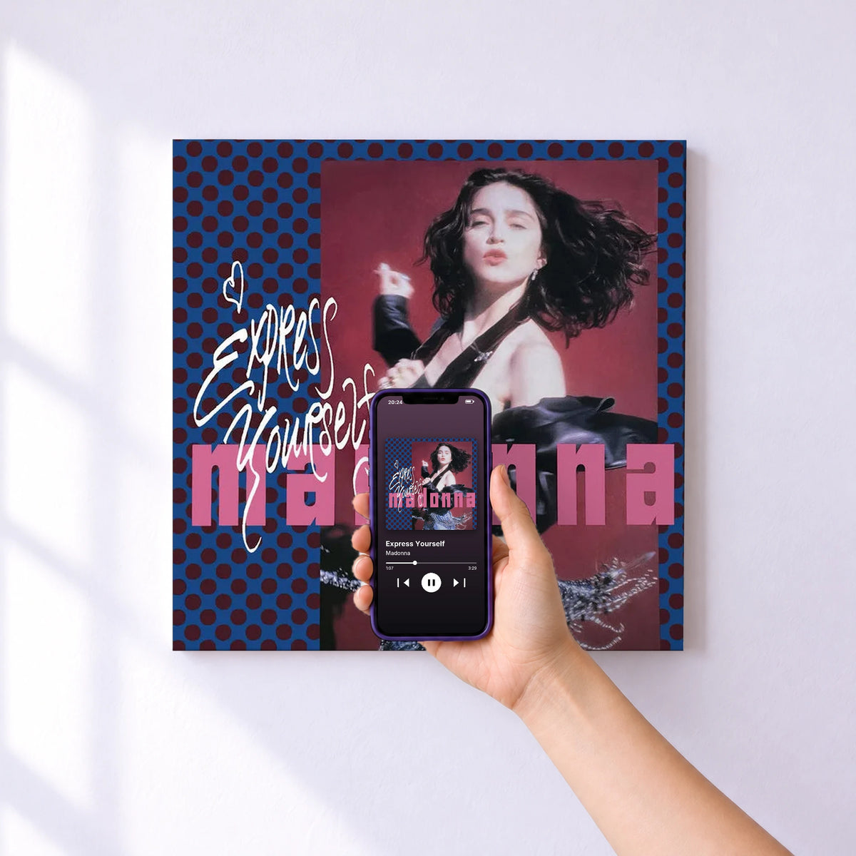 Affiche connectée Express Yourself de Madonna au mur : l'album se lance en approchant le téléphone