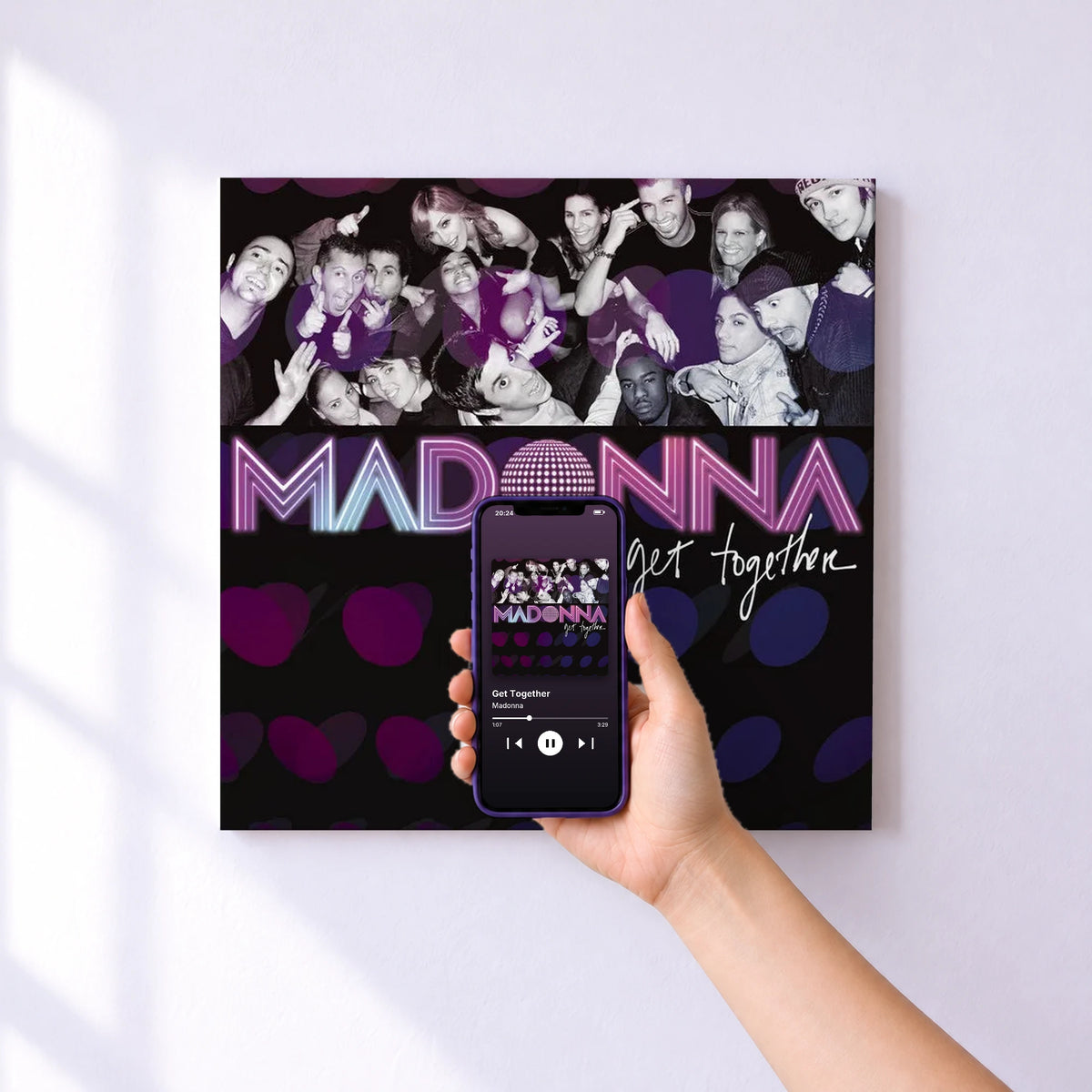 Affiche connectée Get Together de Madonna au mur : l'album se lance en approchant le téléphone
