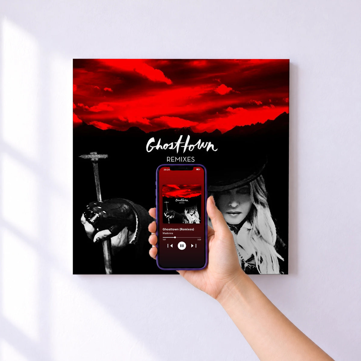 Affiche connectée Ghosttown (Remixes) de Madonna au mur : l'album se lance en approchant le téléphone