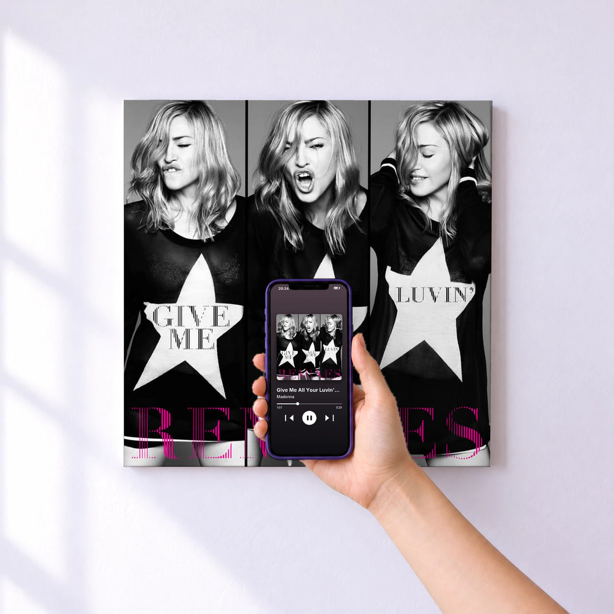 Affiche connectée Give Me All Your Luvin' (feat. Nicki Minaj & M.I.A.) [Remixes] de Madonna au mur : l'album se lance en approchant le téléphone