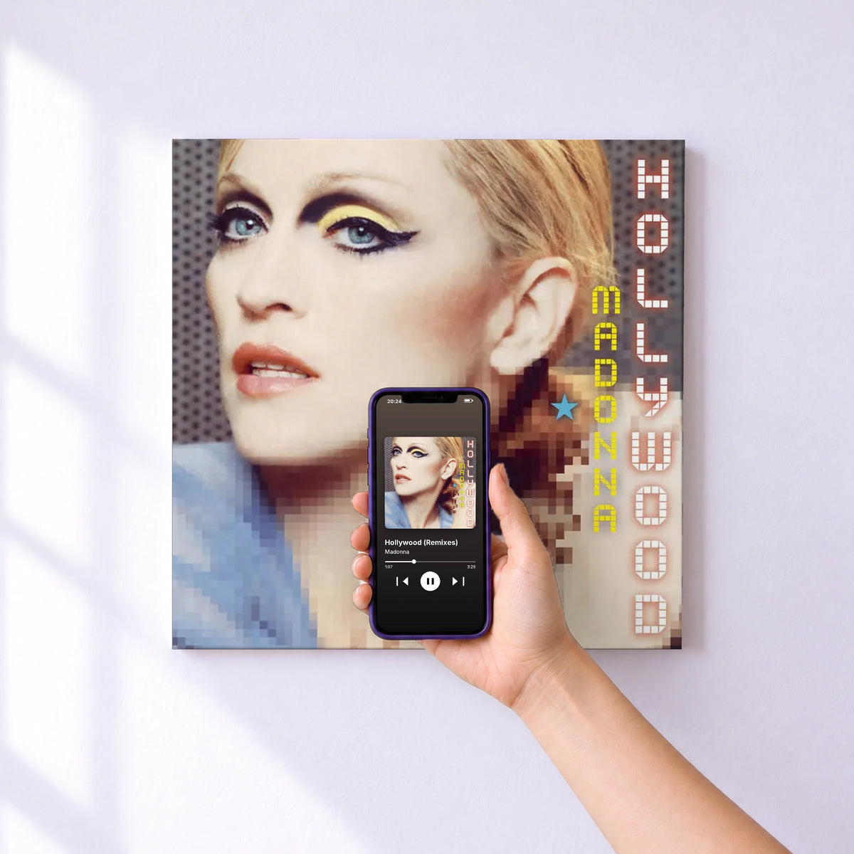 Affiche connectée Hollywood (Remixes) de Madonna au mur : l'album se lance en approchant le téléphone