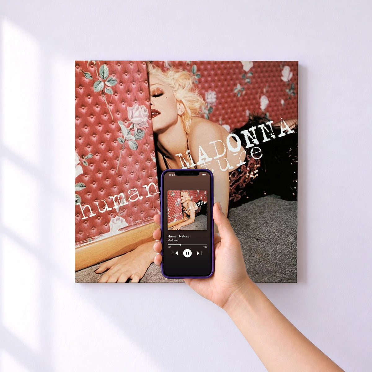 Affiche connectée Human Nature de Madonna au mur : l'album se lance en approchant le téléphone