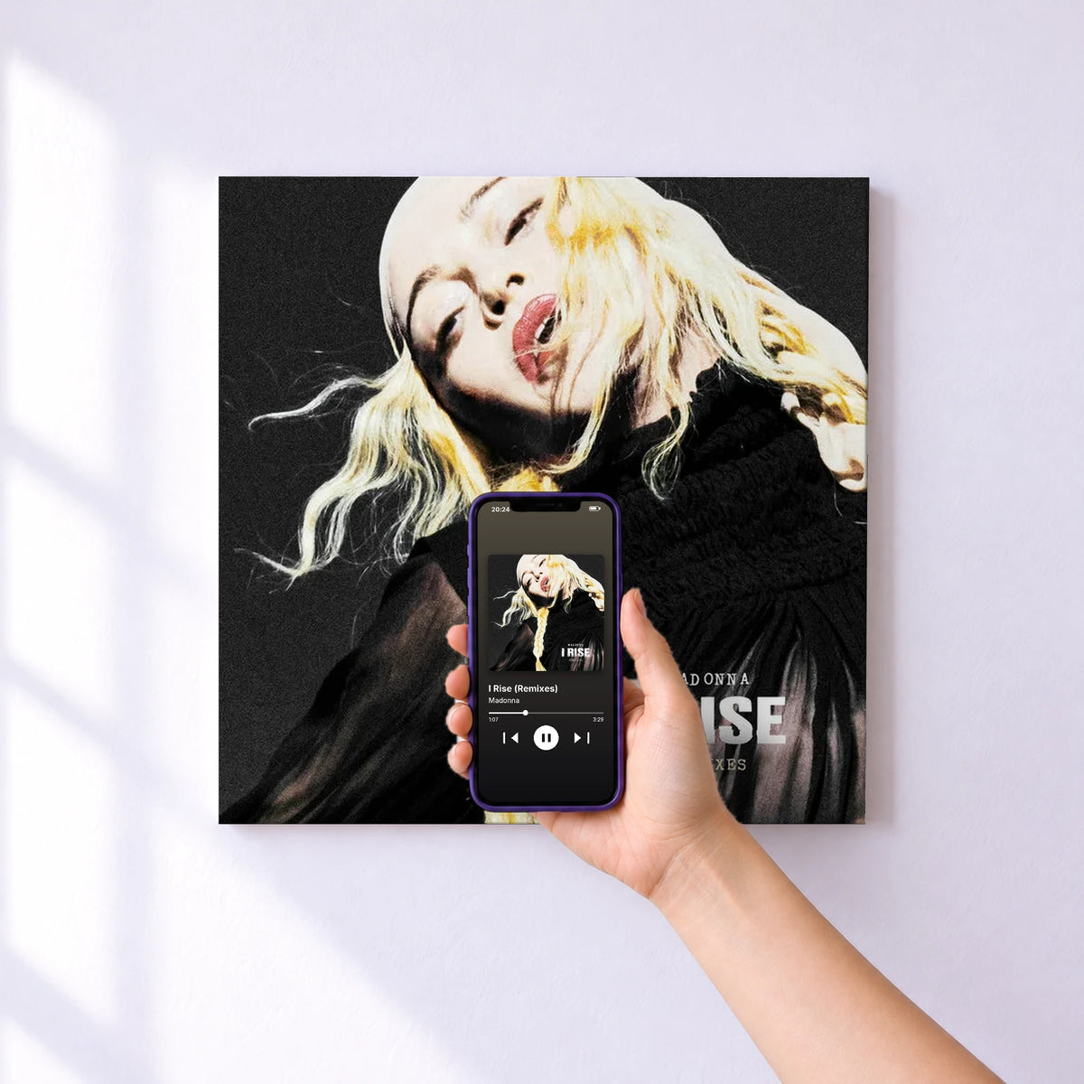 Affiche connectée I Rise (Remixes) de Madonna au mur : l'album se lance en approchant le téléphone