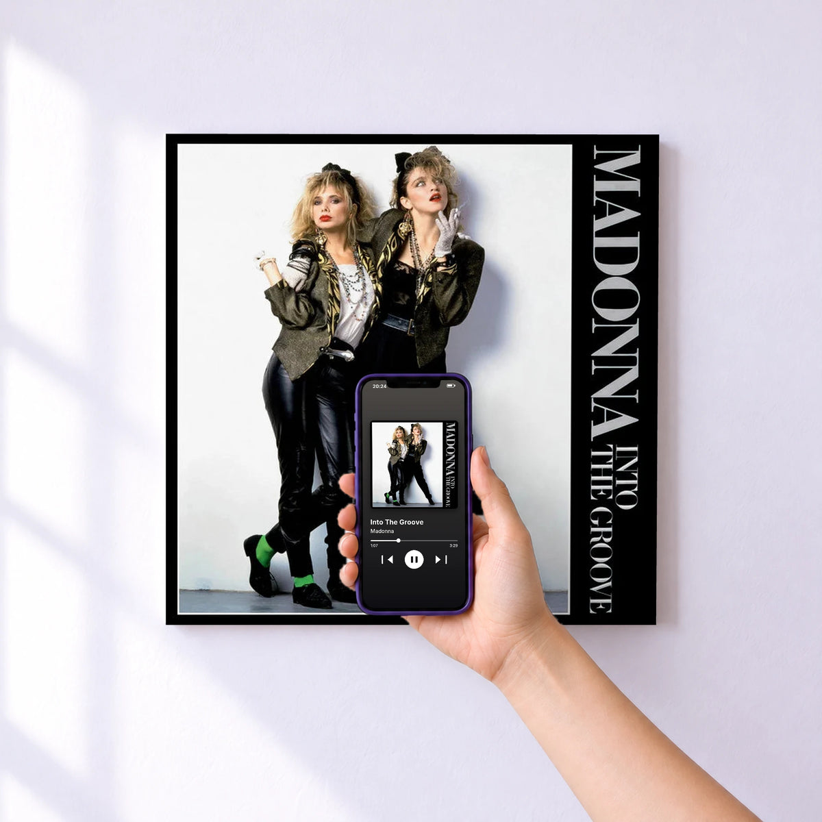 Affiche connectée Into The Groove de Madonna au mur : l'album se lance en approchant le téléphone