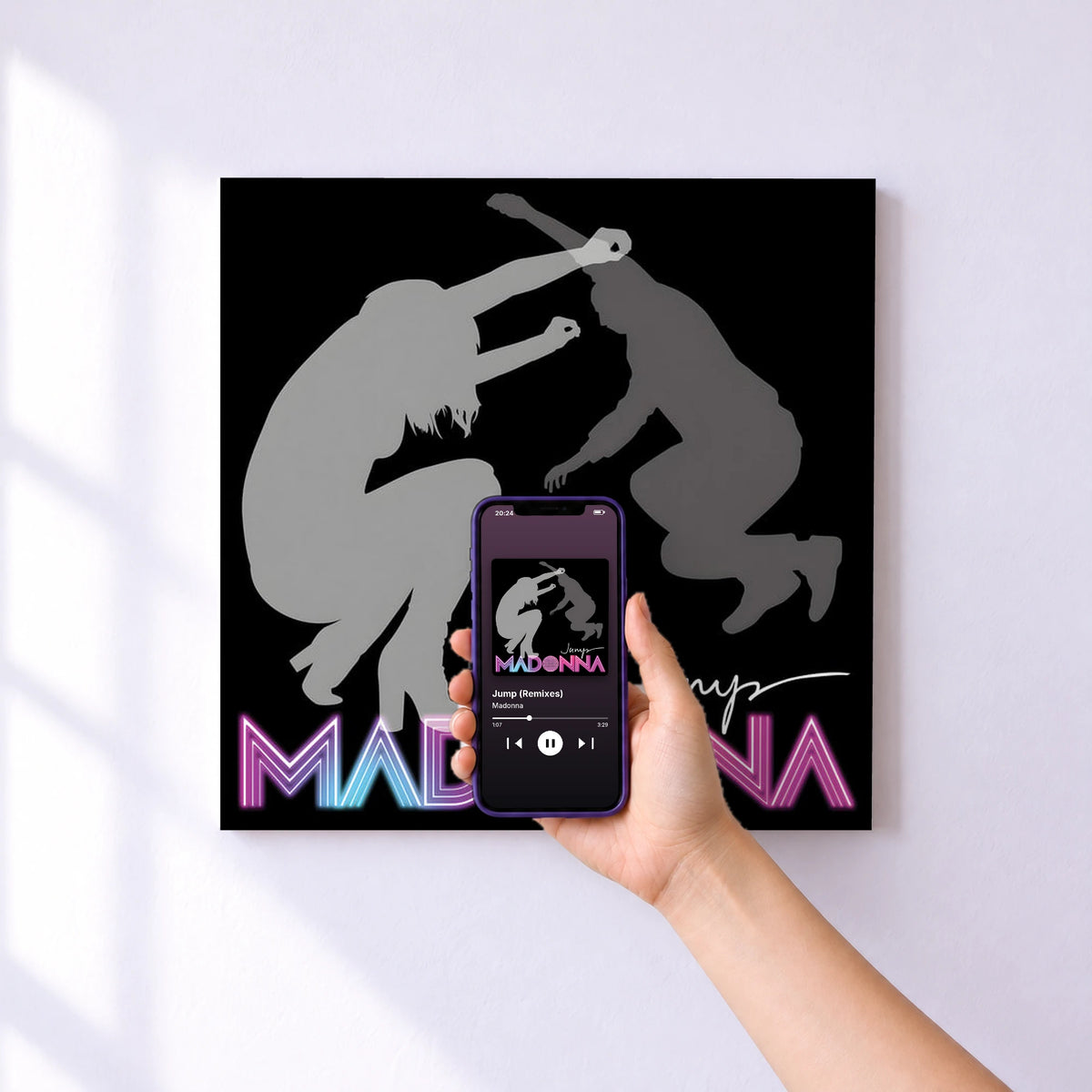 Affiche connectée Jump (Remixes) de Madonna au mur : l'album se lance en approchant le téléphone