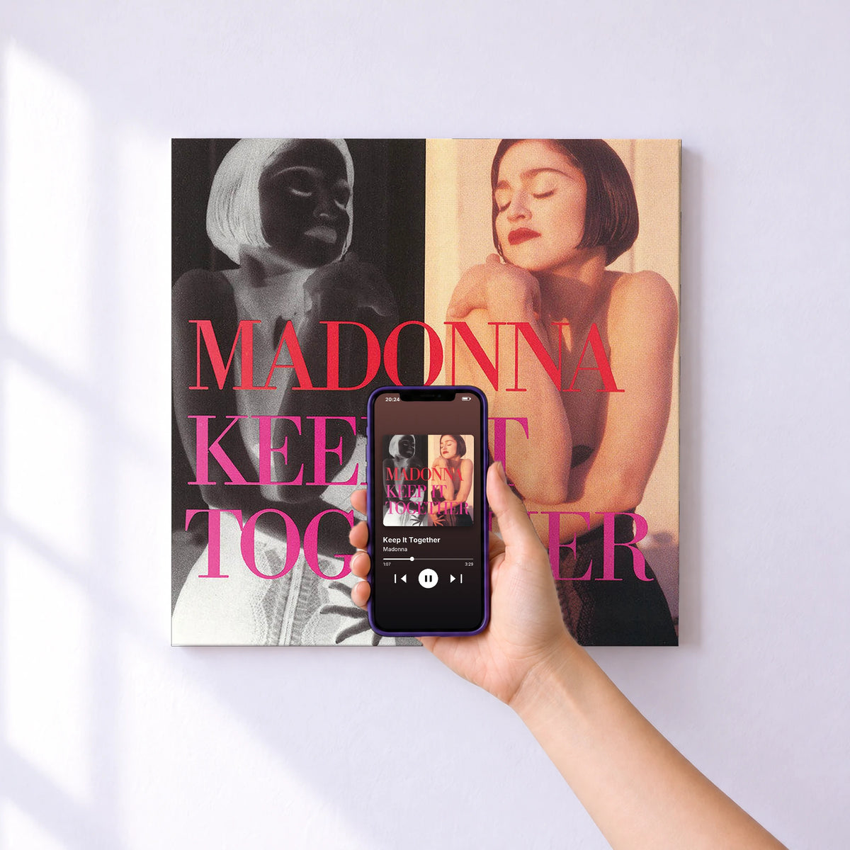Affiche connectée Keep It Together de Madonna au mur : l'album se lance en approchant le téléphone