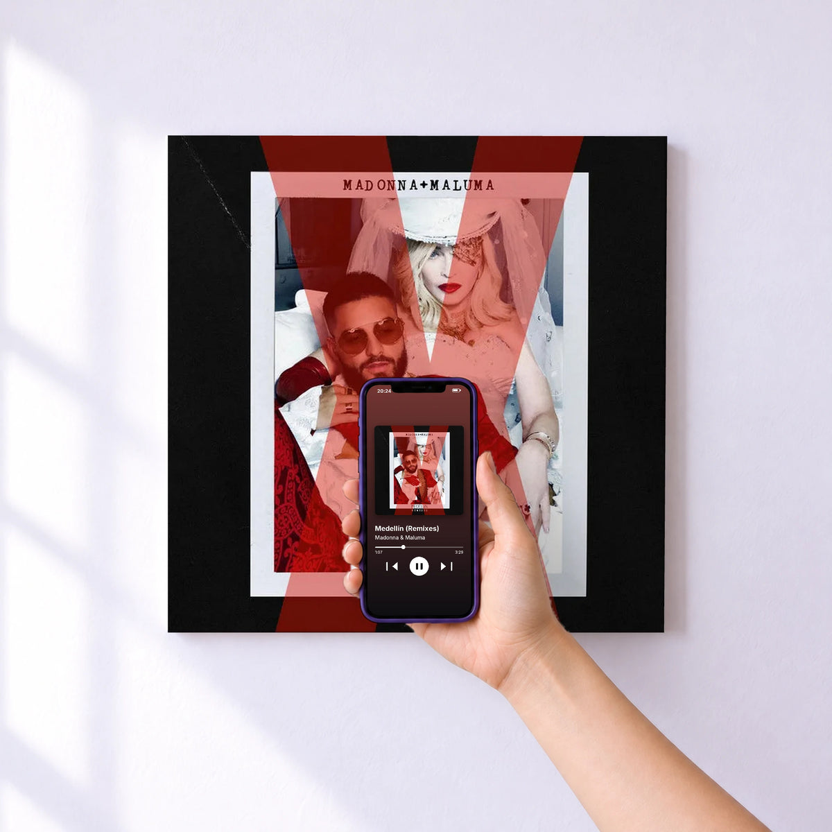 Affiche connectée Medellín (Remixes) de Madonna & Maluma au mur : l'album se lance en approchant le téléphone